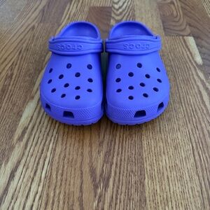 CROCS Classic Clog in Bright Purple